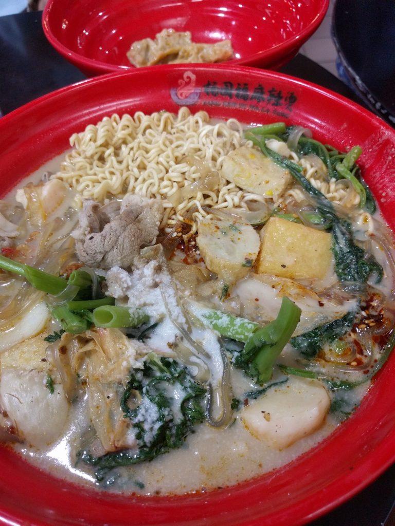 A bowl of malatang, the numbing Sichuan soup loved by Kim Chaewon and Kazuha