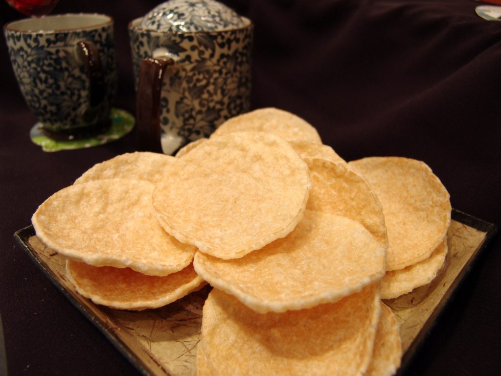 Ppeongtwigi, round puffed rice crackers