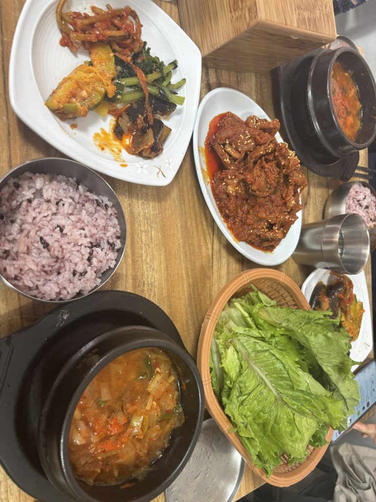Jeyuk ssambap set at Ihwagol in Ikseon-dong: spicy pork, stew, purple rice, banchan and lettuce wraps